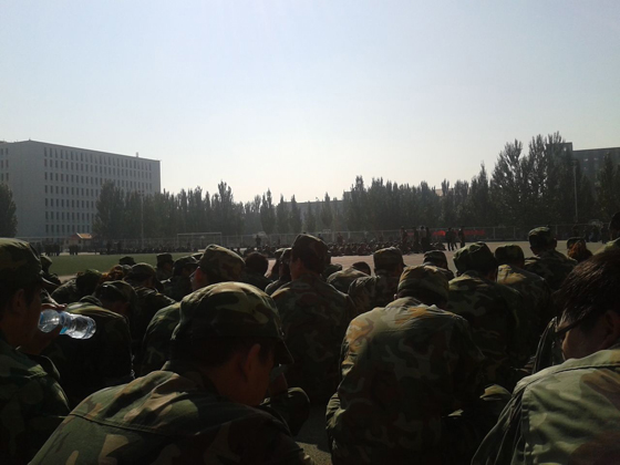 軍訓(xùn)戴的帽子，一個(gè)小時(shí)就濕透了