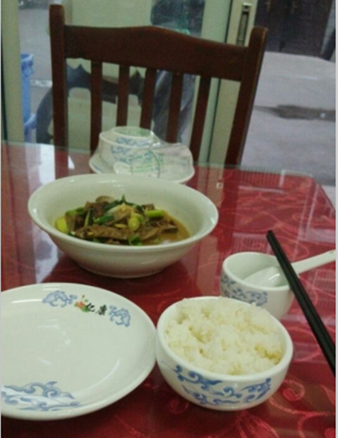 一個人，一碗飯菜，一頂情侶棒球帽子