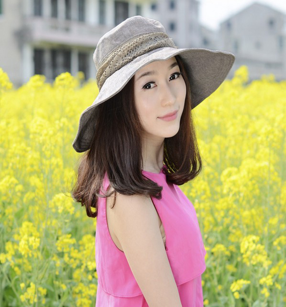 抓住秋天的尾巴，女人趕緊戴大沿遮陽帽來臭美