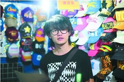 夜市帽子擺攤哥，竟是好聲音學(xué)員丁克森，其身份遭疑 